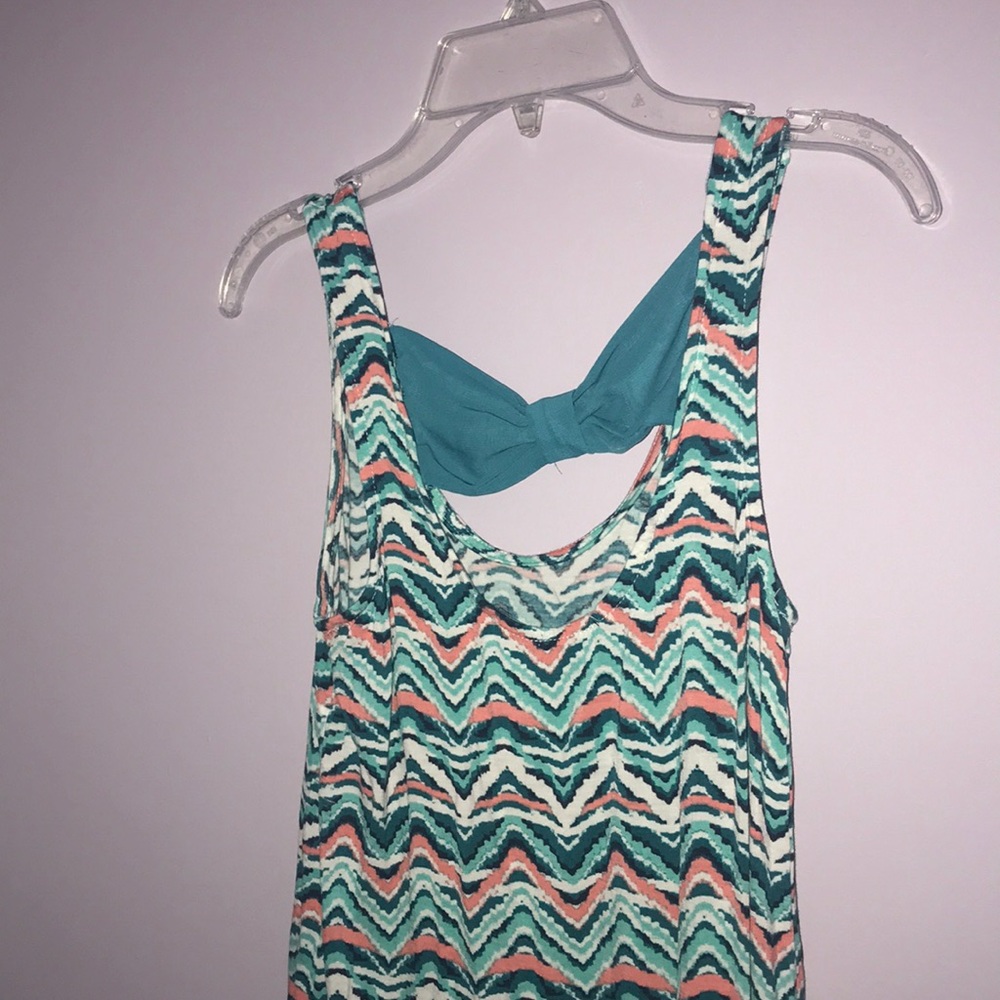 Beautiful patterned tank bow detail on back - Picture 2 of 2